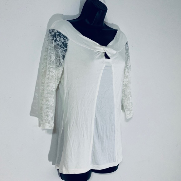 Vivalace Lace Crop Sleeve Keyhole Top - Picture 4 of 7